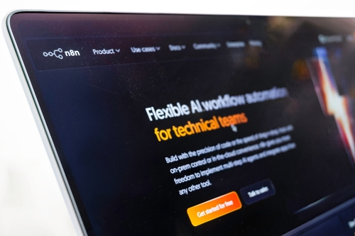 Interface de l’outil n8n affichée sur un écran d’ordinateur, illustrant l’automatisation des workflows sans code.