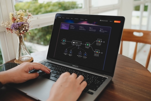 Utilisateur configurant un workflow automatisé sur l’interface de l’outil n8n sur un ordinateur portable.