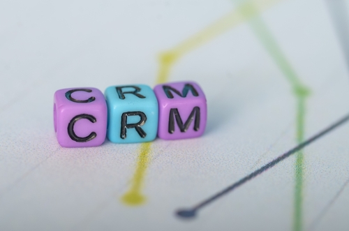 cubes colorés formant l’acronyme CRM sur un graphique