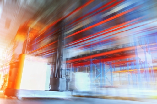 Flux logistique automatisé dans un entrepôt moderne avec effet de mouvement