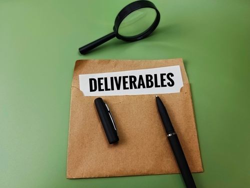 Tablette affichant une interface digitale illustrant la gestion documentaire et la validation des livrables