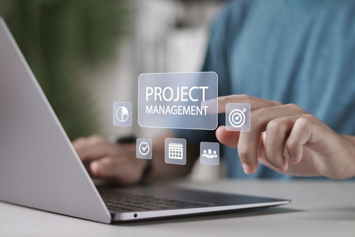 Interface digitale montrant la coordination entre prestataires et la gestion de campagnes marketing