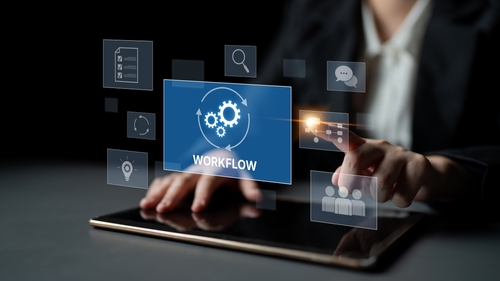 interface numérique affichant un schéma de workflow sur tablette tactile