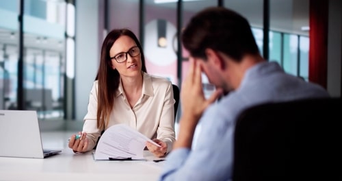 équipe RH analysant les difficultés liées au recrutement de développeurs