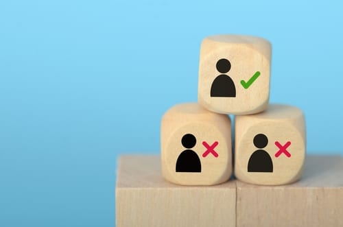 recruteur analysant les résultats d’un test technique pour évaluer les compétences d’un développeur