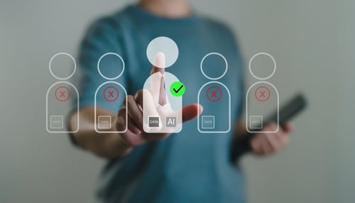 Équipe RH et responsable technique collaborant pour recruter un développeur qualifié