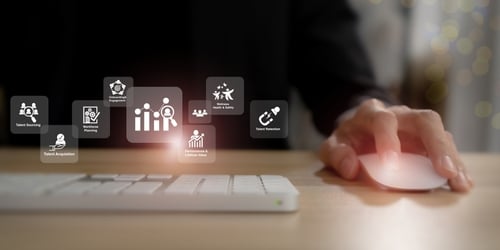 responsable RH consultant un tableau de scores après un test technique de candidats développeurs