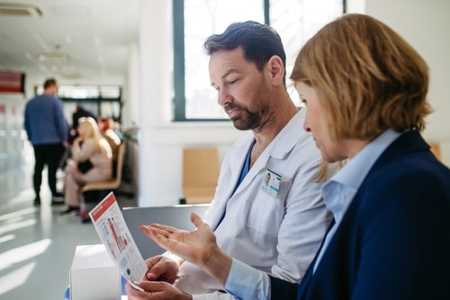 professionnels travaillant sur la traduction et la validation de documents médicaux multilingues