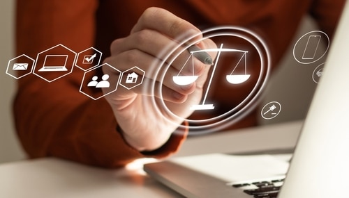 Professionnels travaillant sur des documents juridiques et techniques traduits dans plusieurs langues avec un suivi digitalisé